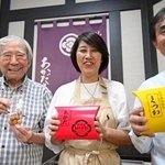 　「あかだ屋清七」の商品を手にする（右から）岡田博さん、妻雅代さん、父貞雄さん＝２０２５年１０月、愛知県津島市