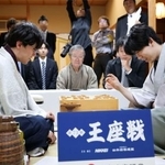 　将棋の第７３期王座戦５番勝負第５局で、藤井聡太六冠（右）を破った伊藤匠新王座＝２８日夜、甲府市