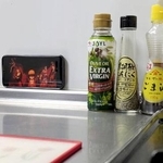 　生徒の好きなアニメが映ったスマートフォン。料理をしながら見ることもあるという