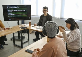 　文字起こしアプリを使い、会話を聞き取りやすくする「聞き取り困難症」の当事者ら＝２０２５年２月、奈良市