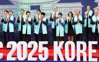 　ＡＰＥＣ首脳会議の記念撮影で拍手する高市首相（右から５人目）ら各国首脳＝１日、韓国・慶州（代表撮影・共同）