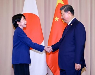 　日中首脳会談を前に中国の習近平国家主席（右）と握手を交わす高市首相＝１０月３１日、韓国・慶州（代表撮影・共同）