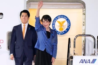 　ＡＰＥＣ首脳会議などの外交日程を終え、韓国から帰国した高市首相（右）＝１日夜、羽田空港