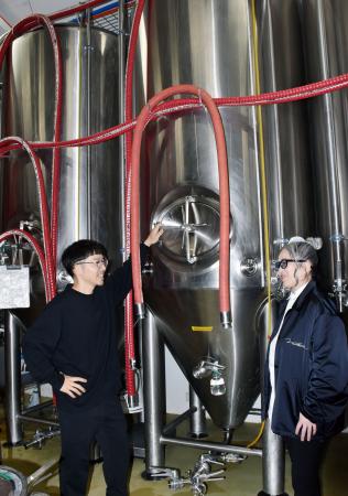 　クラフトビール醸造所「うちゅうブルーイング」創業者の楠瀬正紘さん（左）と鈴木ルミコさん＝１０月、山梨県北杜市