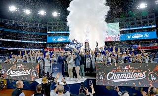 　米大リーグのワールドシリーズを２連覇し、喜ぶドジャースの選手たち＝２日、トロント（共同）
