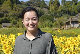 　フランス子ども家庭福祉研究者の安発明子さん＝２０２３年１１月、鹿児島県南九州市