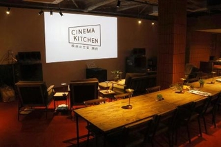 　カフェ「シネマキッチン　映画の空気」。スクリーンで映画を見ながら飲食ができる＝２０２５年１０月、北海道函館市