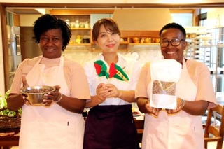 　サントメ・プリンシペから来日したファティマさん（右）らと写真に納まる田中千尋さん（中央）＝２０２５年１０月、名古屋市