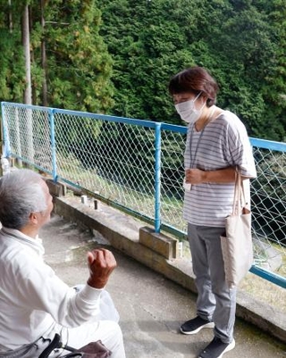 　利用者の自宅を定期訪問するケアマネジャーの東陽子さん＝１０月、奈良県黒滝村