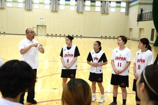 　手話やサインバスケで指導する坂本知加良監督（左）＝８月、北海道新得町