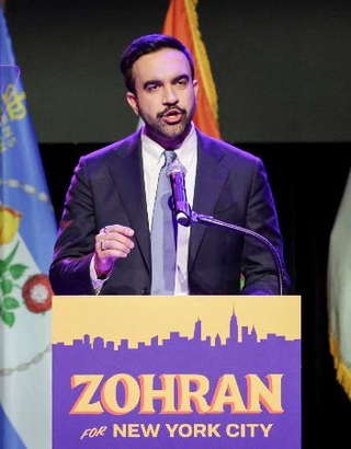 　４日、ニューヨーク市長選で勝利演説する民主党候補のゾーラン・マムダニ氏。イスラム教徒として初のニューヨーク市長誕生となる（ロイター＝共同）