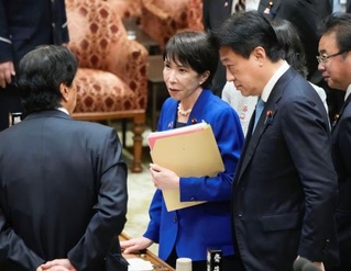 　衆院予算委を終え、委員らと話す高市首相（中央）＝７日午後