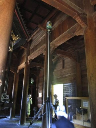 　善光寺で行われた３Ｄ計測作業＝２０２５年８月、長野市（善光寺提供）