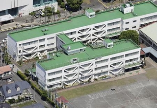 　男２人が侵入した東京都立川市の小学校＝５月