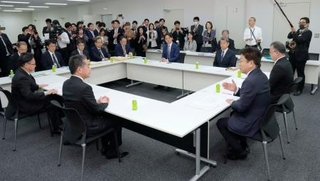 　国会内で開かれた衆院議員定数削減に向けた自民党と日本維新の会の初協議＝１２日午後