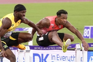 世界選手権東京大会の男子１１０メートル障害決勝で力走する村竹ラシッド（右）＝９月１６日、国立競技場