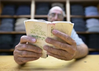 　勤務中も熱心に祈りをささげるユダヤ人＝２０２５年１０月、イラン・イスファハン（共同）