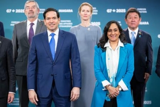 　１２日、写真撮影に臨むルビオ米国務長官（前列左）とカナダのアナンド外相（前列右）＝カナダ・ナイアガラオンザレーク（カナダ通信、ＡＰ＝共同）