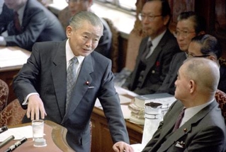 　竹下登首相（左）と衆院税制問題特別委の金丸信委員長。国会審議ではリクルート事件を巡る質疑が飛び交った＝１９８８年１１月