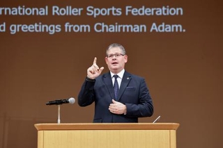　記者会見する国際ろう者スポーツ委員会のアダム・コーサ会長＝１４日、東京都渋谷区