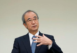 　視察後、取材に応じる新潟県の花角英世知事＝１４日午後、新潟県刈羽村