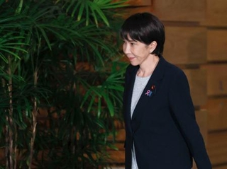 　首相官邸を出る高市首相＝１４日夜