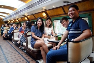 　列車内で取材に応じる外国人観光客ら＝２０２５年９月、ベトナム北部バクニン省（共同）