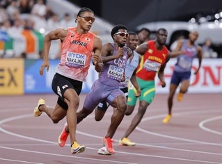 世界選手権東京大会の男子４００メートル準決勝で力走する中島佑気ジョセフ（左端）＝９月１６日、国立競技場