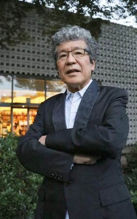 　取材に応じる社会学者の大沢真幸さん