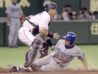 ２０００年７月の巨人戦で、犠飛により生還する荒木雅博さん＝東京ドーム