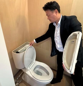 　「ピュアエデン」を活用し雨水を使って洗浄するトレーラーハウス内のトイレ＝２０２５年１０月、石川県穴水町