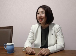 　取材に応じる竹山真美弁護士