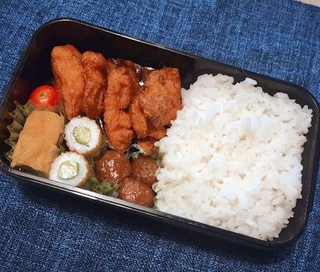 　男性が料理して作った弁当＝９月（勤務先の児童養護施設提供）