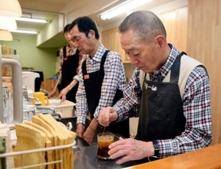 　「喫茶ドリーム」で働く脳卒中の当事者のスタッフ＝１０月、名古屋市