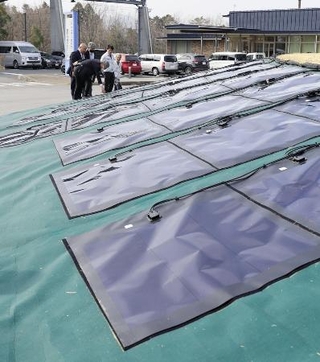 Ｊヴィレッジのペロブスカイト太陽電池＝３月、福島県楢葉町
