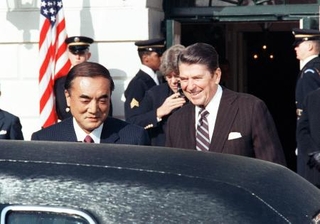 　１９８３年１月、第１回首脳会談を終え、ホワイトハウスを後にする中曽根康弘首相（左、当時）と、見送るレーガン大統領（当時）。「ロン・ヤス」関係を築いていくスタートとなった
