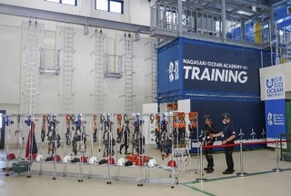 　洋上風力人材育成センター。手前は受講生が装着する器具、奥は高所作業訓練用のはしご＝４月、長崎市の伊王島