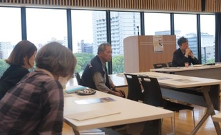 交流会に参加したジャーナリストの池上正樹さん（右）