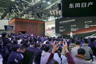 　広州国際モーターショーで日産自動車が開いた発表会の様子＝２１日、広東省広州市（共同）