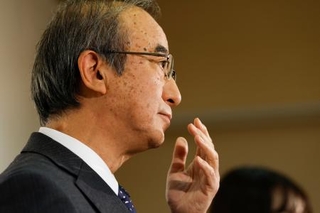 　新潟県庁で臨時に記者会見する花角英世知事＝２１日午後