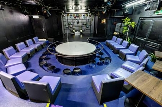 　「ニュー道後ミュージック」のステージと客席＝松山市