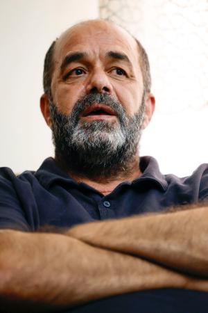 　取材に応じるムンジル・アミラさん＝９日、ヨルダン川西岸ベツレヘム近郊（共同）