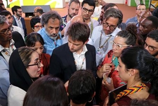 　ＣＯＰ３０会合の一時中断中に協議する各国の交渉関係者ら＝２２日、ブラジル・ベレン（共同）