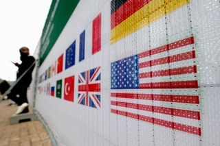 　Ｇ２０首脳会議の会場付近に掲示された星条旗＝２３日、南アフリカ・ヨハネスブルク（共同）