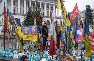 　２３日、ウクライナ・キーウ中心部を歩く男性（共同）