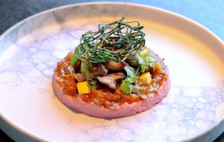 　「西欧料理サヴァカ」で提供されているヌートリアの肉を使った料理＝静岡県菊川市