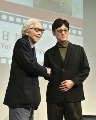 　東京国際映画祭の対談企画に登壇した山田洋次監督（左）と李相日監督＝１０月、東京都千代田区