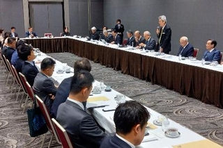 　日本医師会の松本吉郎会長が診療所経営の厳しさを訴えた自民党の会合＝２５日、東京都千代田区