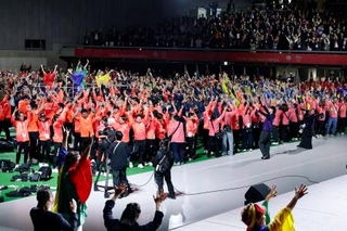 　「東京デフリンピック」の閉会式で盛り上がる各国選手団＝２６日、東京体育館
