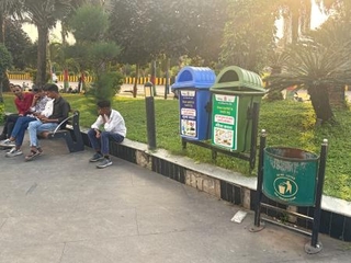 　分別して捨てるよう呼びかけるごみ箱＝２０２５年９月、インド・インドール（共同）